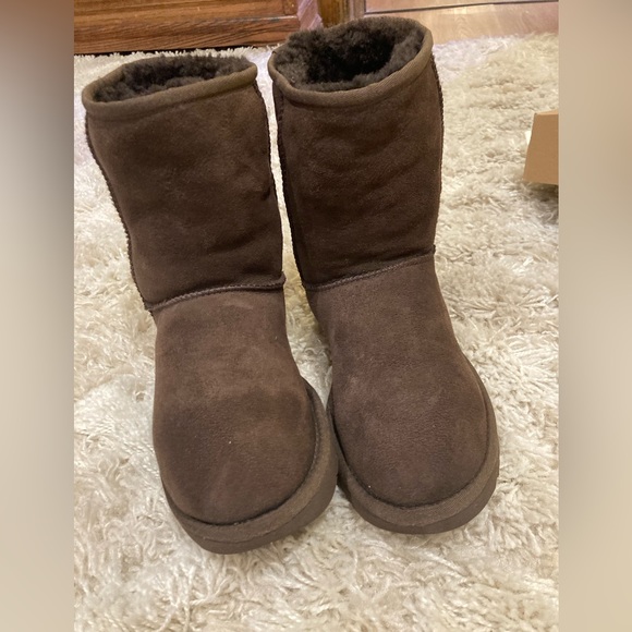 Uggs: women’s Classic Short II - Picture 1 of 6